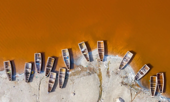 Senegal_Circuit-lac-rose-pirogues-eau-rose-paysage-unique-Prometour