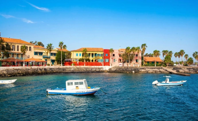 Senegal_maisons-colorees-bord-de-mer-bateaux-afrique-ouest-Prometour