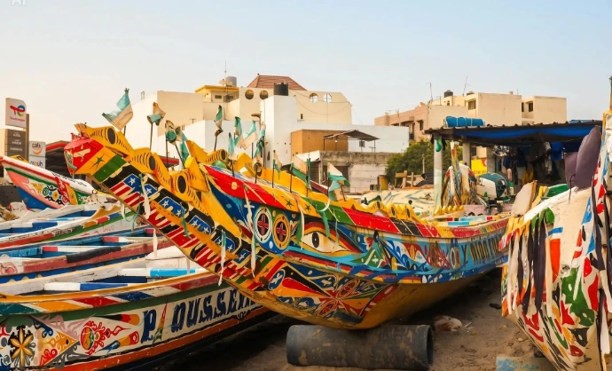 Senegal_Circuit-pirogues-traditionnelles-colorees-port-peche-artisanal-Prometour