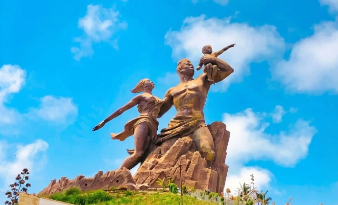 Senegal_Circuit-monument-renaissance-africaine-dakar-statue-emblematique-Prometour
