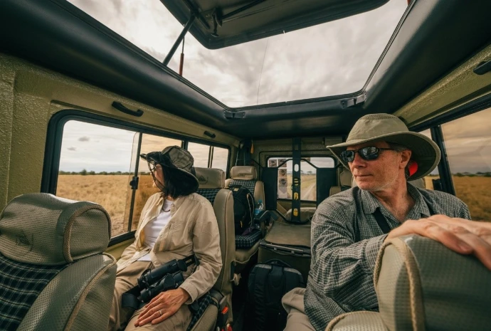 Safari en 4x4 en Tanzanie avec toit ouvrant pour observer la faune dans les meilleures conditions.