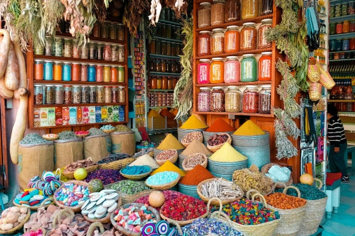 Épices colorées sur un marché traditionnel de Marrakech
