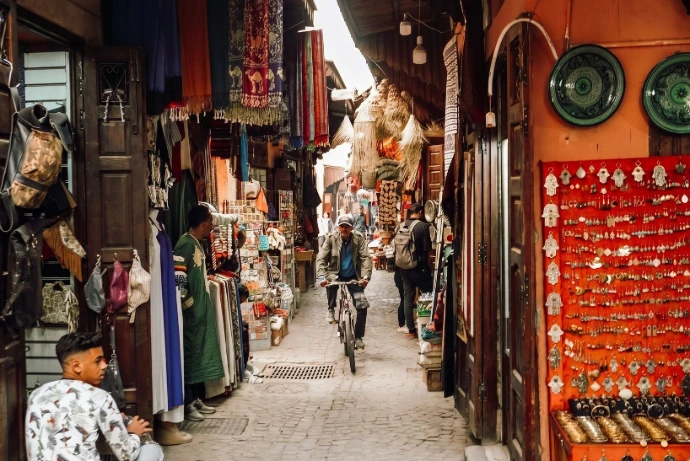 Souk de Marrakech dans la médina avec artisanat marocain