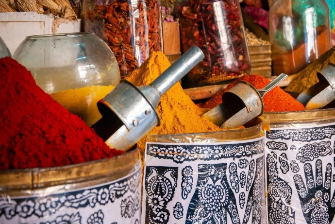Épices marocaines dans les souks de Marrakech