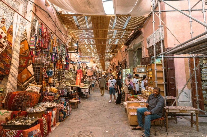 Souks traditionnels de Marrakech dans la médina