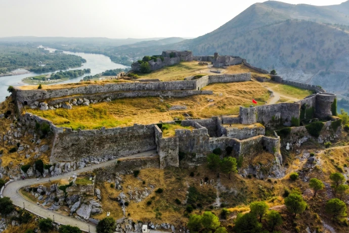 albanie_forteresse_historique_panorama_montagnes_patrimoine_balkans_vue_aerienne