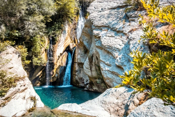 Albanie_cascade_piscine_naturelle_rochers_eau_turquoise_nature_balkans-Prométour