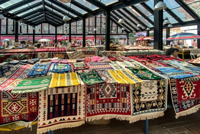 Albanie_marche_artisanal_tapis_traditionnels_souvenirs_ambiance_locale_balkans-Prométour